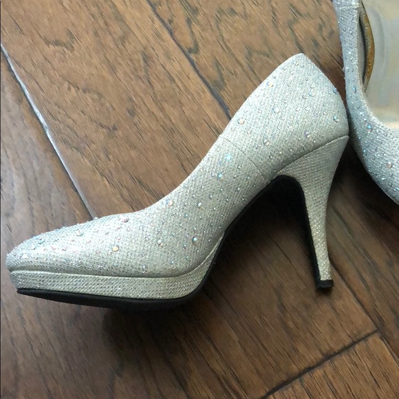 Silver Heels - Picture 2 of 3